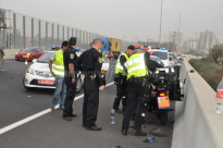 بالفيديو: إصابة شرطي بحادث طرق بين شاحنة ودراجة نارية بجانب مدينة الرملة